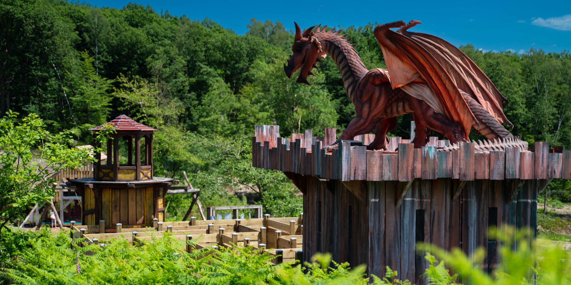Dragon sur l'une des tours de l'Elfy Parc au lac des Vieilles Forges
