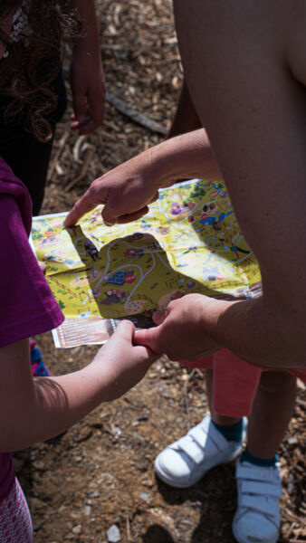 Parents et enfants lisant une carte de l'Elfy Park