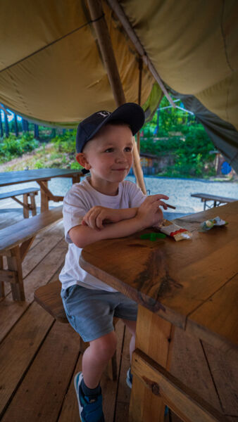 Enfant sur l'une des tables de pique-nique de l'Elfy Park Enfant sur l'une des tables de pique-nique de l'Elfy Park