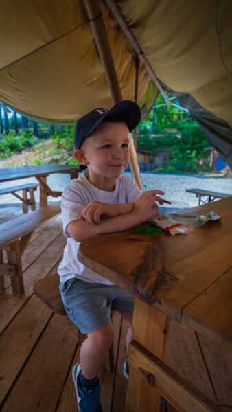 Enfant sur l'une des tables de pique-nique de l'Elfy Park