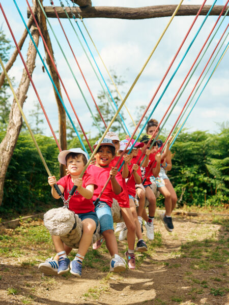 Enfants sur une balançoire géante Enfants sur une balançoire géante