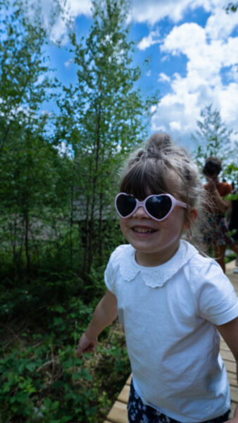 Petite fille courant à travers l'Efly Park Petite fille courant à travers l'Efly Park