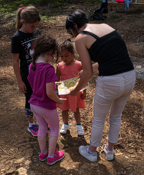 Parents et enfants autour d'une carte de l'Efly Park Parents et enfants autour d'une carte de l'Efly Park