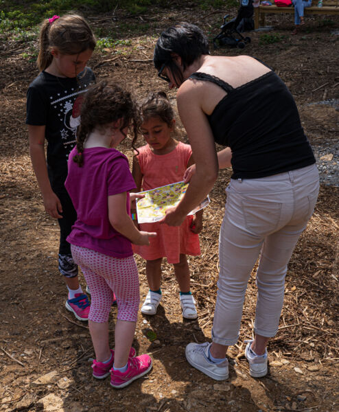 Parents et enfants autour d'une carte de l'Efly Park